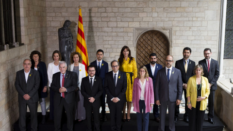 Foto de familia del nuevo Govern de la Generalitat tras el acto de toma de posesión de los consellers. En primera fila y de izq. a drch: Josep Bargalló, conseller de Enseñanza; Ernest Maragall, conseller de Acción Exterior, Relaciones Insti Foto de familia del nuevo Govern de la Generalitat tras el acto de toma de posesión de los consellers. En primera fila y de izq. a drch: Josep Bargalló, conseller de Enseñanza; Ernest Maragall, conseller de Acción Exterior, Relaciones Insti