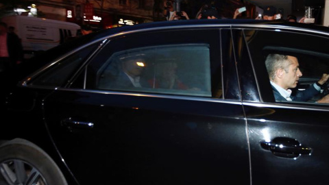 El presidente del Gobierno y candidato del PSOE a la Presidencia, Pedro Sánchez, acompañado por su mujer, Begoña Gómez, a su llegada a la sede del partido para seguir el escrutinio de las elecciones. EFE/ Javier López