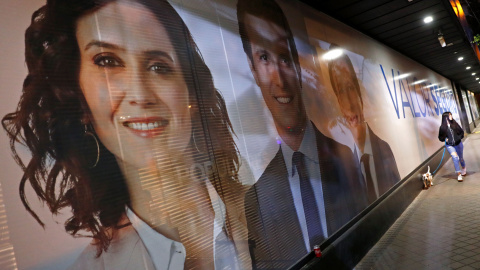 Una mujer pasea por una solitaria calle Génova durante el escrutinio. REUTERS/Juan Medina