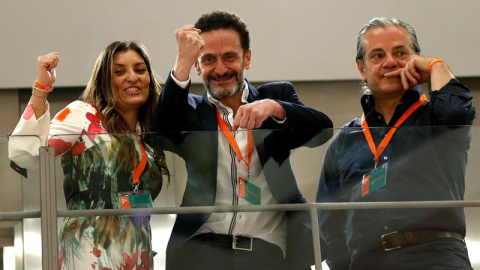 Los candidatos al Congreso por Ciudadanos, Sara Jiménez, Edmundo Bal y De Quinto, celebran los resultados de la formación naranja en su sede de Madrid. EFE/Chema Moya.