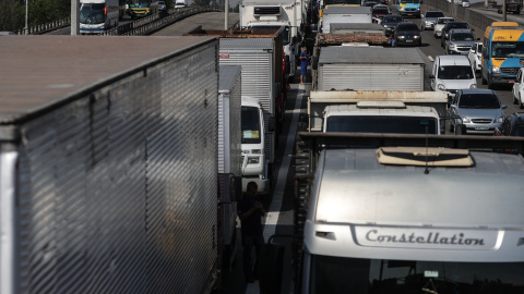 Image de la huelga de camioneros de Brasil por el elevado precio del diesel. EFE/Antonio Lacerda.