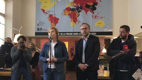 Zhanna Agalakova (2i), corresponsal rusa que ha dimitido este martes, y el secretario general de Reporteros Sin Fronteras (RSF), Christophe Deloire (2d), comparecen ante la prensa en la sede de RSF en París. Zhanna Agalakova (2i), corresponsal rusa que ha dimitido este martes, y el secretario general de Reporteros Sin Fronteras (RSF), Christophe Deloire (2d), comparecen ante la prensa en la sede de RSF en París.