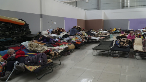 Refugiados ucranianos descansan sobre camas plegables en un centro comercial reconvertido en punto de acogida de refugiados ucranianos en la ciudad polaca de Korczowa, cerca de la frontera con Ucrania. Refugiados ucranianos descansan sobre camas plegables en un centro comercial reconvertido en punto de acogida de refugiados ucranianos en la ciudad polaca de Korczowa, cerca de la frontera con Ucrania.