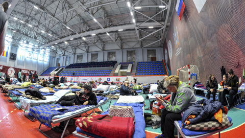 Ciudadanos evacuados de Mariupol descansan en un centro de alojamiento temporal para refugiados en un gimnasio escolar en Taganrog. Ciudadanos evacuados de Mariupol descansan en un centro de alojamiento temporal para refugiados en un gimnasio escolar en Taganrog.