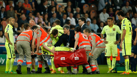 Iniesta, cuando es retirado en camilla. Reuters / Benoit Tessier
