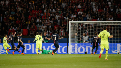 Neymar, en el momento en que marca el gol. Reuters / Christian Hartmann