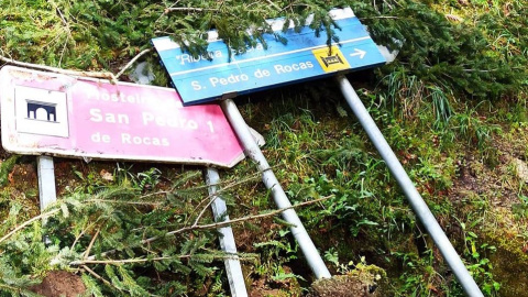 22/3/22 Carteles derribados por las obras en la carretera del monasterio 22/3/22 Carteles derribados por las obras en la carretera del monasterio