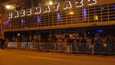 Imagen del exterior de la sala Razzmatazz. Gabriel Vidal (Dominio Público) Imagen del exterior de la sala Razzmatazz. Gabriel Vidal (Dominio Público)