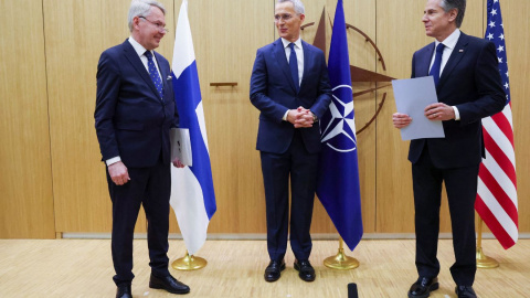 El ministro de Relaciones Exteriores de Finlandia, Pekka Haavisto, el secretario de Estado de EEUU, Antony Blinken, y el secretario general de la OTAN, Jens Stoltenberg El ministro de Relaciones Exteriores de Finlandia, Pekka Haavisto, el secretario de Estado de EEUU, Antony Blinken, y el secretario general de la OTAN, Jens Stoltenberg