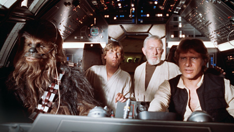 Chewbacca junto a Han Solo y Luke Skywalker en el Halcón Milenario.