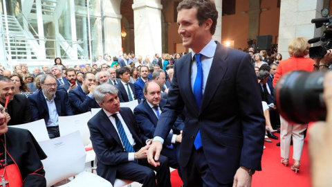 02/05/2019.- El presidente del PP, Pablo Casado (d), pasa por delante del expresidente de la Comunidad de Madrid, Angel Garrido (sentado-2i), a su llegada a los actos conmemorativos de la festividad del Dos de Mayo, Día de la Comunidad de M 02/05/2019.- El presidente del PP, Pablo Casado (d), pasa por delante del expresidente de la Comunidad de Madrid, Angel Garrido (sentado-2i), a su llegada a los actos conmemorativos de la festividad del Dos de Mayo, Día de la Comunidad de M