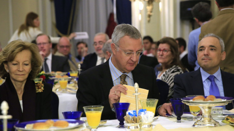 La exministra de Economía y Hacienda Elena Salgado, el exministro de Trabajo y Asuntos Sociales Jesús Caldera, y el presidente de la gestora del PSM, Rafael Simancas, durante el desayuno informativo organizado este jueves por Nueva Economía
