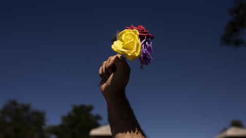 Un hombre levanta tres rosas de los colores de la bandera republicana durante un homenaje a las 13 Rosas y los 43 Claveles en el 82º aniversario de su fusilamiento, en el Cementerio de la Almudena, a 5 de agosto de 2021, en Madrid Un hombre levanta tres rosas de los colores de la bandera republicana durante un homenaje a las 13 Rosas y los 43 Claveles en el 82º aniversario de su fusilamiento, en el Cementerio de la Almudena, a 5 de agosto de 2021, en Madrid