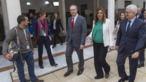 La presidenta de la Junta de Andalucía en funciones, Susana Díaz (2d), y el recién elegido presidente del Parlamento, Juan Pablo Durán (c), pasan junto al secretario de organización de Podemos, Sergio Pascual (i). /EFE La presidenta de la Junta de Andalucía en funciones, Susana Díaz (2d), y el recién elegido presidente del Parlamento, Juan Pablo Durán (c), pasan junto al secretario de organización de Podemos, Sergio Pascual (i). /EFE
