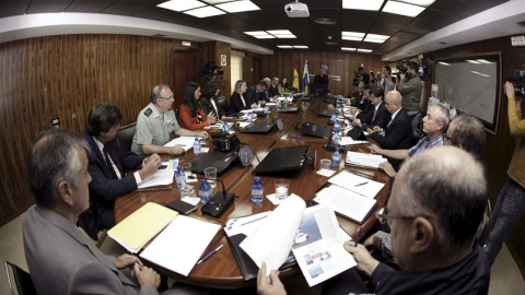 La ministra de Fomento, Ana Pastor y el consejero de Emergencias del Gobierno Canario, Javier González Ortiz, explicando el hundimiento del pesquero ruso "Oleg Naydenov". EFE/Ángel Medina G.