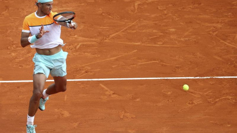 Rafa Nadal golpea la bola ante Isner en Montercarlo. /EFE Rafa Nadal golpea la bola ante Isner en Montercarlo. /EFE