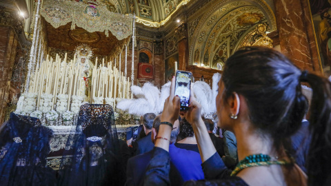 Una joven fotografía el paso de Semana Santa de la virgen de la Macarena en la Basílica de La Macarena, en Sevilla, horas antes de que salga en procesión en la tradicional 'Madrugá'. EFE/Jose Manuel Vidal Una joven fotografía el paso de Semana Santa de la virgen de la Macarena en la Basílica de La Macarena, en Sevilla, horas antes de que salga en procesión en la tradicional 'Madrugá'. EFE/Jose Manuel Vidal