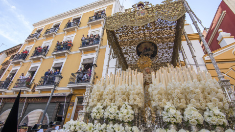 La Virgen de la Hermandad de Monte-Sión en su salida del Templo, en Sevilla. EFE/ Raúl Caro La Virgen de la Hermandad de Monte-Sión en su salida del Templo, en Sevilla. EFE/ Raúl Caro