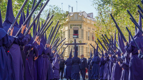 Nazarenos de la Hermandad del Baratillo saliendo de su templo, en Sevilla. E.P./Eduardo Briones Nazarenos de la Hermandad del Baratillo saliendo de su templo, en Sevilla. E.P./Eduardo Briones