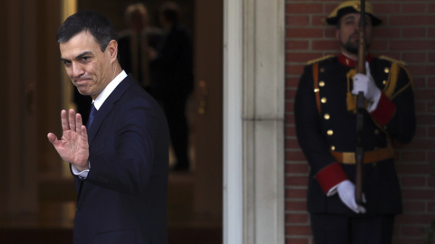 El presidente del Gobierno, Pedro Sánchez, en la entada del Palacio de la Moncloa para recibir al presidente de Ucrania, Petro Poroshenko , en su primer acto oficial tras la toma de posesión de su cargo este sábado. EFE/Ballesteros El presidente del Gobierno, Pedro Sánchez, en la entada del Palacio de la Moncloa para recibir al presidente de Ucrania, Petro Poroshenko , en su primer acto oficial tras la toma de posesión de su cargo este sábado. EFE/Ballesteros