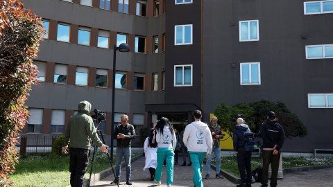 Periodistas delante de la entrada del hopital San Raffaele de Milan, en cuya unidad de cuidados intensivos se encuentra internado el ex primer ministro Silvio Berlusconi. REUTERS/Claudia Greco Periodistas delante de la entrada del hopital San Raffaele de Milan, en cuya unidad de cuidados intensivos se encuentra internado el ex primer ministro Silvio Berlusconi. REUTERS/Claudia Greco