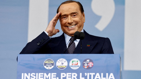 El ex primer ministro italiano y líder del partido Forza Italia, Silvio Berlusconi, en una imagen de archivo de septiembre de 2022, en el mitin de cierre de campaña de las elecciones generales, en la Piazza del Popolo, en Roma. REUTERS/Yara El ex primer ministro italiano y líder del partido Forza Italia, Silvio Berlusconi, en una imagen de archivo de septiembre de 2022, en el mitin de cierre de campaña de las elecciones generales, en la Piazza del Popolo, en Roma. REUTERS/Yara