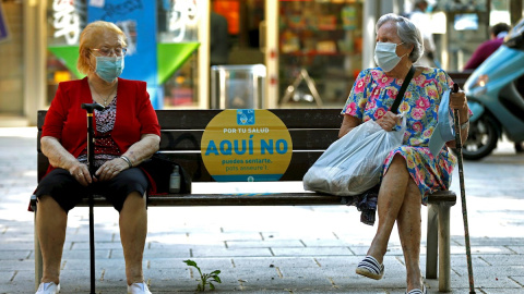 Dos mujeres conversan en un banco de L'Hospitalet (Barcelona) este jueves. EFE/Toni Albir Dos mujeres conversan en un banco de L'Hospitalet (Barcelona) este jueves. EFE/Toni Albir