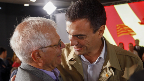 Fotografía de septiembre de 2015 del presidente del Gobierno y secretario general socialista Pedro Sánchez junto al expresidente del Parlamento Europeo (PE) y exministro de Obras Públicas, Josep Borrell (i) que será ministro de Exteriores e Fotografía de septiembre de 2015 del presidente del Gobierno y secretario general socialista Pedro Sánchez junto al expresidente del Parlamento Europeo (PE) y exministro de Obras Públicas, Josep Borrell (i) que será ministro de Exteriores e