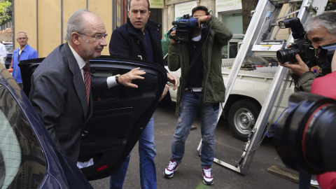 Rodrigo Rato llega hoy a su despacho donde funcionarios de la Agencia Tributaria y del Servicio de Aduanas continúan el registro. EFE/Luca Piergiovanni