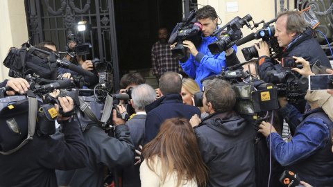 Rodrigo Rato llega hoy a su despacho donde funcionarios de la Agencia Tributaria y del Servicio de Aduanas continúan el registro. EFE/Luca Piergiovanni