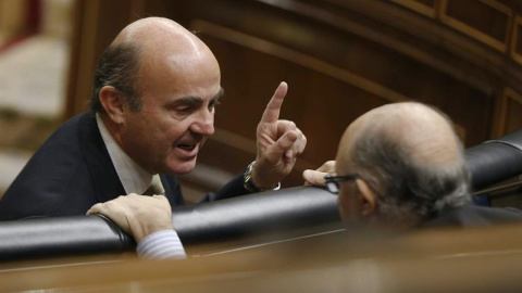El ministro de Economía, Luis de Guindos, conversa con el titular de Hacienda, Cristóbal Montoro, en el Congreso de los Diputados. EFE/Paco Campos El ministro de Economía, Luis de Guindos, conversa con el titular de Hacienda, Cristóbal Montoro, en el Congreso de los Diputados. EFE/Paco Campos