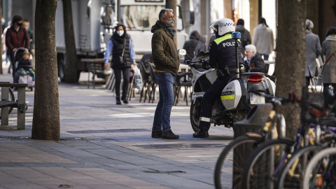 Foto de archivo de un agente de la Policía Local de Vitoria (País Vasco) Foto de archivo de un agente de la Policía Local de Vitoria (País Vasco)