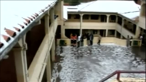Mueren dos estudiantes en Bolivia al caerse el techo de un colegio por el temporal Mueren dos estudiantes en Bolivia al caerse el techo de un colegio por el temporal