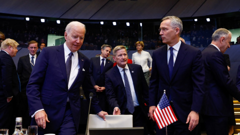 El presidente de EEUU, Joe Biden, con el secretario general de la OTAN, el noruego Jens Stoltenberg, al comienzo de la cumbre de la Alianza Atlántica, en Bruselas, para analizar la invasión de Ucrania por parte de Rusia. REUTERS/Gonzalo Fue