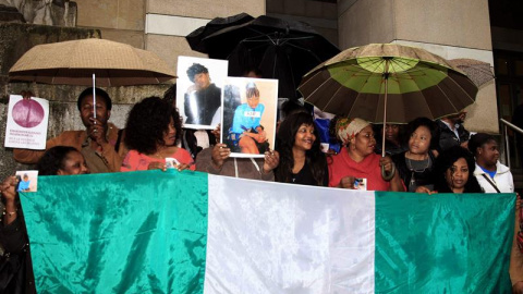 Compatriotas de la asesinada en 2013 d la mujer nigeriana Maureen Ada Otuya, junto al Palacio de Justicia de Bilbao donde se celebra hoy el juicio contra el acusado Juan Carlos Aguilar, conocido como el falso monje shaolín. /EFE