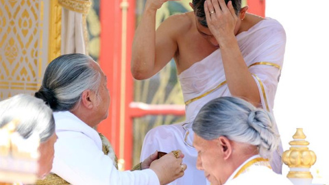 Vajiralongkorn fue purificado con agua sagrada y recibió en el momento álgido la corona dorada, de 7,3 kilogramos y con forma de espiral, en una ceremonia de inspiración hindú y budista, lo que refleja el sincretismo religioso en Tailandia.