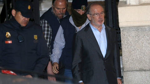 Rodrigo Rato abandona su oficina después del registro del jueves./ REUTERS-Juan Medina Rodrigo Rato abandona su oficina después del registro del jueves./ REUTERS-Juan Medina
