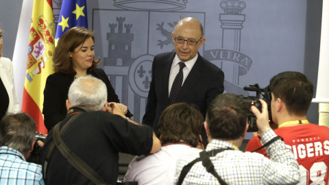 El ministro de Hacienda, Cristóbal Montoro, junto a la vicepresidenta del Gobierno, Soraya Sáenz de Santamaría, antes de la rueda de prensa tras la reunión del Consejo de Ministros. EFE/Angel Díaz El ministro de Hacienda, Cristóbal Montoro, junto a la vicepresidenta del Gobierno, Soraya Sáenz de Santamaría, antes de la rueda de prensa tras la reunión del Consejo de Ministros. EFE/Angel Díaz