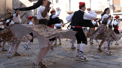 6-4-2023 Una colla de les Caramelles de Súria, en plena dansa a la Plaça Major del Poble Vell