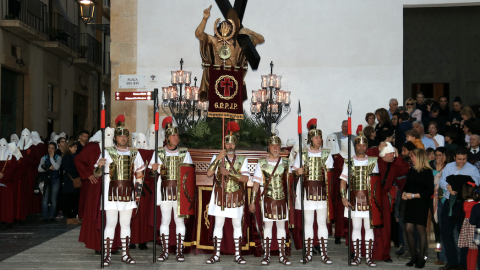 6-4-2023 Confrares romans custodien un dels passos de la Processó del Sant Enterrament de la Setmana Santa de Tarragona a la plaça del Rei