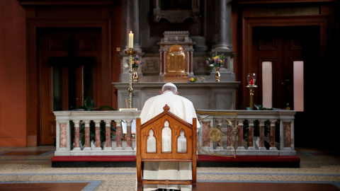 El papa Francisco reza durante un acto para recordar a las víctimas de los abusos sexuales de la Iglesia, en agosto de 2018. El papa Francisco reza durante un acto para recordar a las víctimas de los abusos sexuales de la Iglesia, en agosto de 2018.