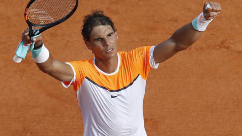 Rafael Nadal celebra su victoria tras el partido de cuartos de final del torneo de Montecarlo que ha disputado con David Ferrer. / SEBASTIEN NOGIER / EFE Rafael Nadal celebra su victoria tras el partido de cuartos de final del torneo de Montecarlo que ha disputado con David Ferrer. / SEBASTIEN NOGIER / EFE