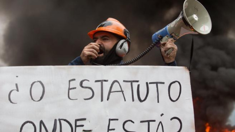 Un trabajador grita con un megáfono frente a una pancarta que pregunta '¿Dónde está el estatuto?'. / EuropaPress / Carlos Castro Un trabajador grita con un megáfono frente a una pancarta que pregunta '¿Dónde está el estatuto?'. / EuropaPress / Carlos Castro