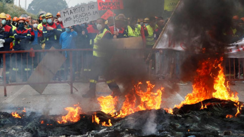 Los trabajadores de la factoría Alcoa se manifiestan este martes y establecen barricadas para impedir el paso a la fábrica de San Cibrao, Lugo. / EFE Los trabajadores de la factoría Alcoa se manifiestan este martes y establecen barricadas para impedir el paso a la fábrica de San Cibrao, Lugo. / EFE