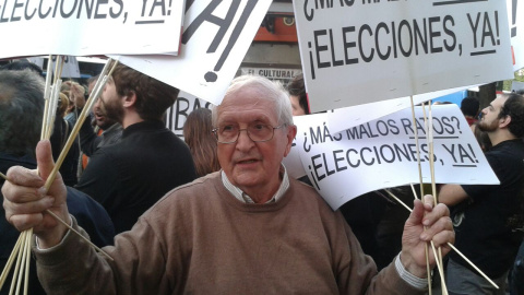 Un grupo de manifestantes reparte pancartas frente a la sede del PP en Madrid. A.I
