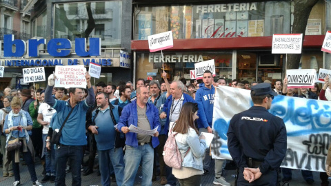 Un grupo de personas se ha reunido espontáneamente frente a la sede del Partido Popular, en la madrileña calle de Génova. A.I