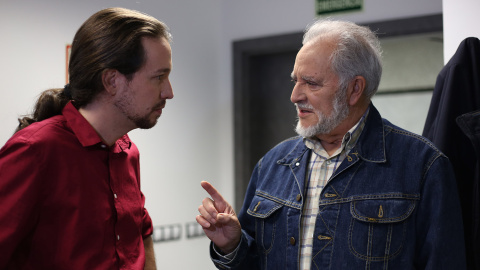 Pablo Iglesias y Julio Anguita conversan en la redacción de Público. /JAIRO VARGAS Pablo Iglesias y Julio Anguita conversan en la redacción de Público. /JAIRO VARGAS