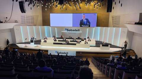 El consejero delegado del Banco Sabadell, César González-Bueno, durante su intervención en la junta de accionistas de la entidad, en Alicante. — CEDIDA/Banco Sabadell El consejero delegado del Banco Sabadell, César González-Bueno, durante su intervención en la junta de accionistas de la entidad, en Alicante. — CEDIDA/Banco Sabadell