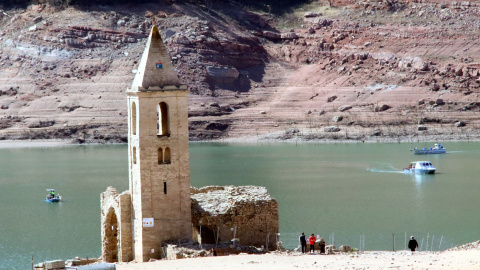 Les embarcacions per capturar els peixos feinegen al pantà de Sau Les embarcacions per capturar els peixos feinegen al pantà de Sau