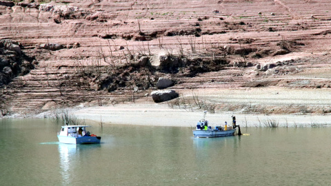 Els pescadors recullen les xarxes amb els peixos Els pescadors recullen les xarxes amb els peixos
